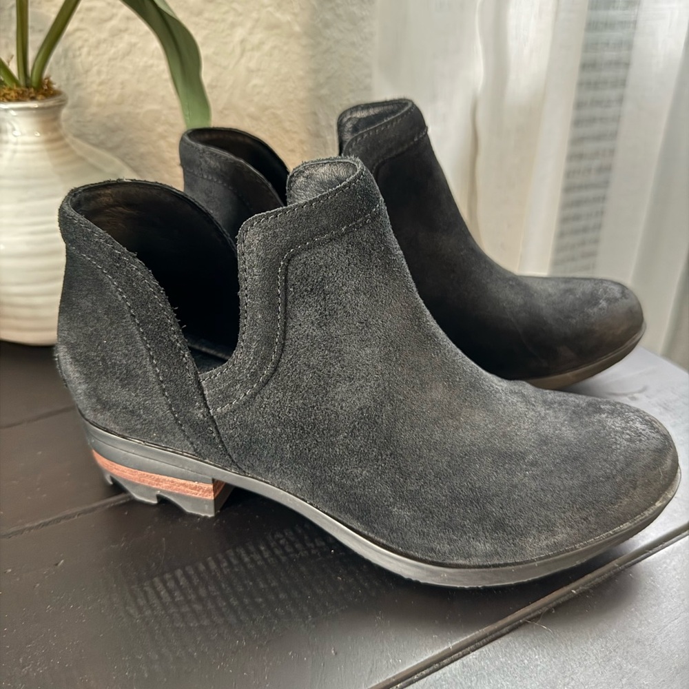 Sorel Lolla Cutout Ankle Boot, Waterproof Black Suede, Size 7.5